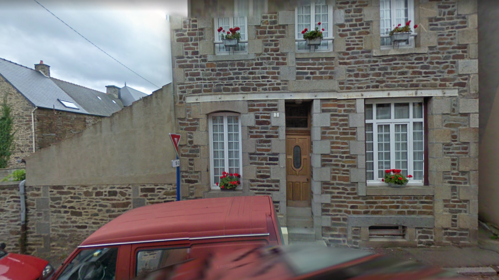 MAISON D'HABITATION CONSTRUITE EN PIERRE SOUS COUVERTURE D'ARDOISE