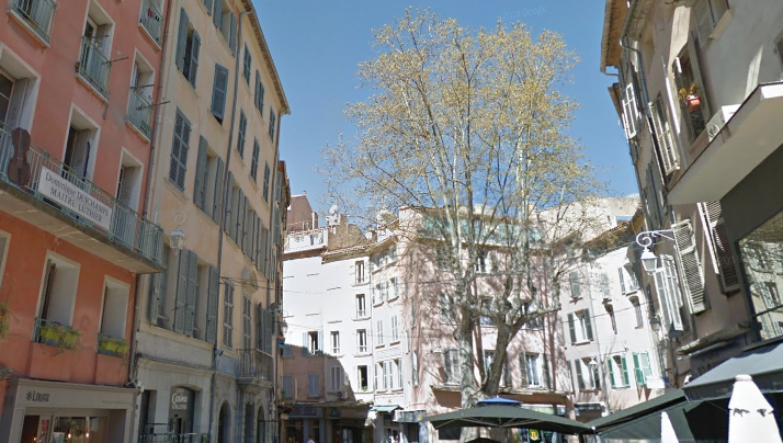 BIEN IMMOBILIER À USAGE DE LOCAL COMMERCIAL
