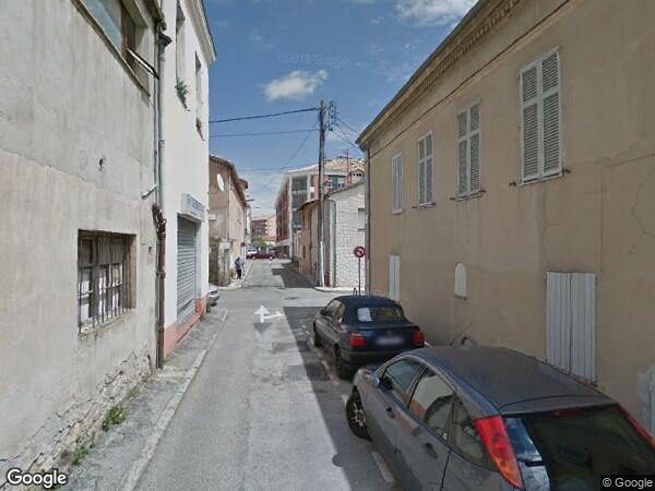 LOCAL A USAGE DE CAFE ET SALLE DE JEUX - DEUX APPARTEMENTS - UNE TERRASSE - UN BUREAU ET GARAGE - TR
