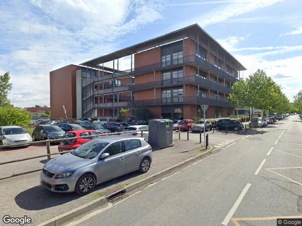 LOCAUX A USAGE DE BUREAUX AVEC PARKINGS