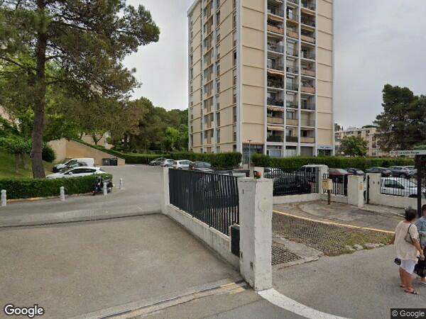 VILLA AVEC JARDIN ET UNE AIRE DE STATIONNEMENT