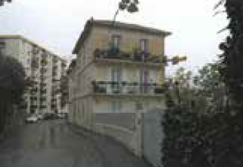 APPARTEMENT AVEC UNE CAVE ET UN LOCAL A USAGE DE GARAGE