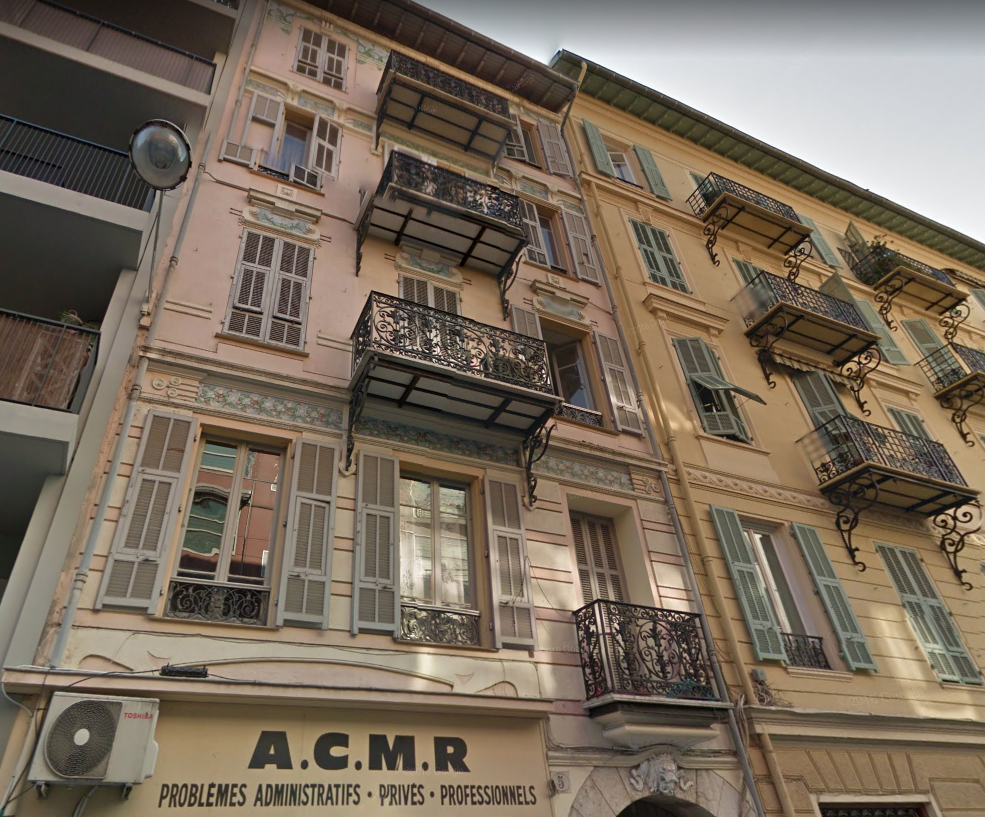 STUDETTE MANSARDÉE à Nice