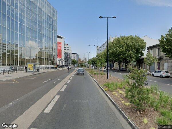 APPARTEMENT, UNE CHAMBRE DE SERVICE, UNE CAVE ET DEUX PARKINGS 
