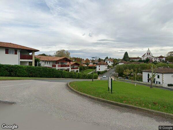 UN IMMEUBLE à Villefranque