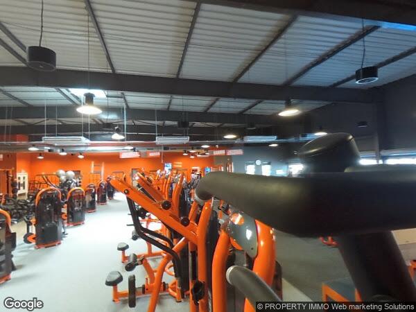 UN HANGAR à Orange