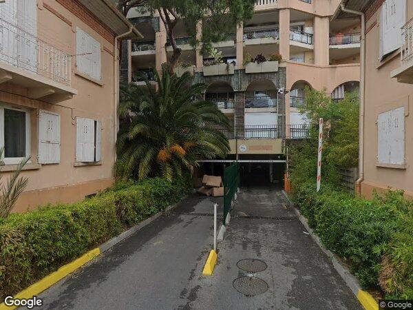 UN APPARTEMENT ET UN EMPLACEMENT DE VOITURE à Cannes