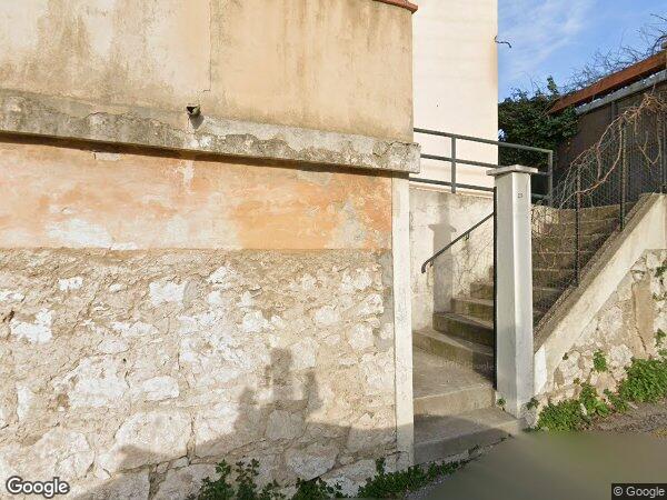 UN APPARTEMENT AVEC UNE CAVE à Nice
