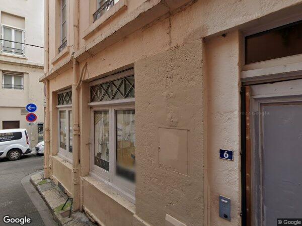 UN LOCAL AVEC TROIS CAVES à LYON