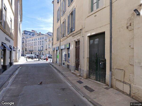UN LOCAL À USAGE COMMERCIAL à Nîmes