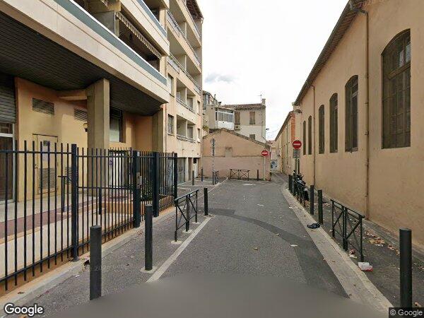 UN LOCAL À USAGE DE COMMERCE OU DE BUREAU à MARSEILLE