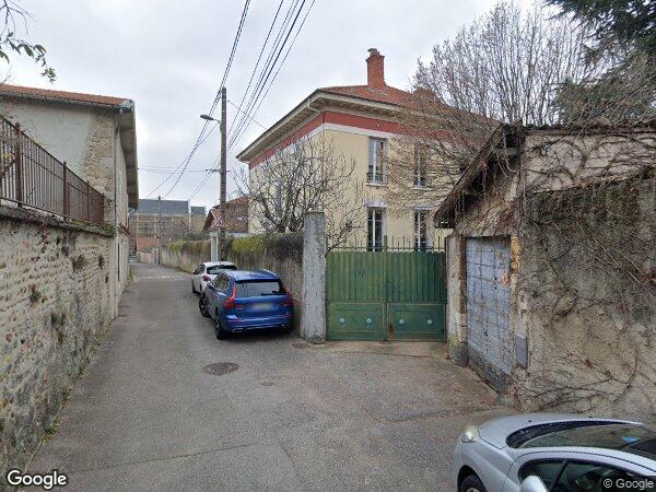 UNE MAISON D’HABITATION DIVISÉE EN PLUSIEURS HABITATIONS  à Saint-Genis-Laval