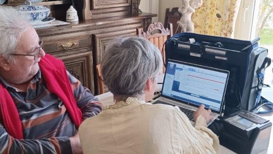 À Bormes-les-Mimosas, un service à domicile pour les cartes d'identités