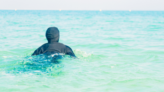 Mandelieu-la-Napoule : le juge suspend l'interdiction des tenues religieuses sur les plages