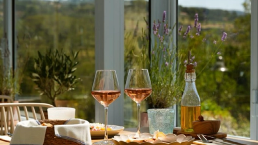 À La Cadière d'Azur, Enka célèbre la Provence