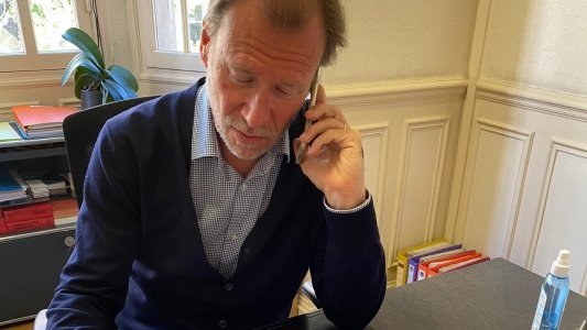 Entre Head tend la main aux dirigeants dans l'impasse