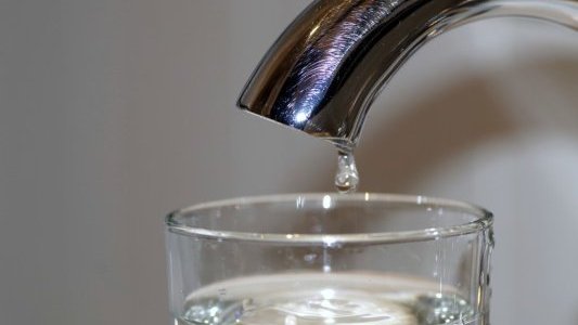 Le coronavirus ne passe pas dans l'eau du robinet…