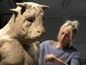 Mougins Monumental 2026 : Beth Carter installera ses êtres hybrides dans tout le village