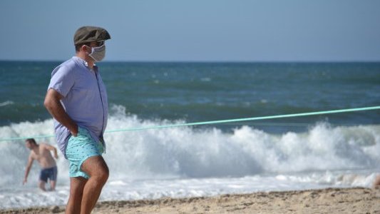 Alpes-Maritimes : le masque obligatoire (aussi) à la plage