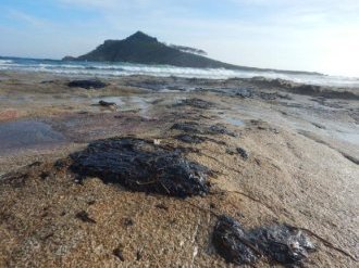 Pollution au fioul : le nettoyage au Cap Taillat s'annonce complexe