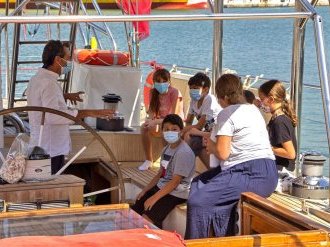 Les écoliers du Revest à bord du Blue Panda, le bateau du WWF