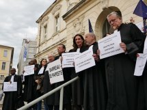 Manifestation d'avocats niçois pour demander le retrait du projet de loi SURE