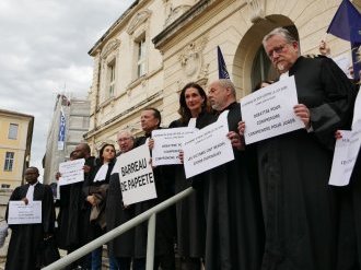 Manifestation d'avocats niçois pour demander le retrait du projet de loi SURE