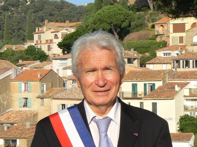 A Bormes-les-Mimosas, (…)