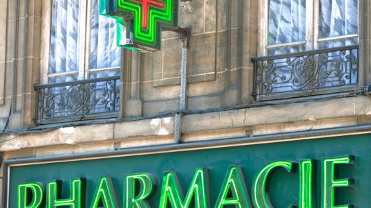 L'Assurance homme clé en pharmacie d'officine : Acculturation aux risques et couvertures adaptées