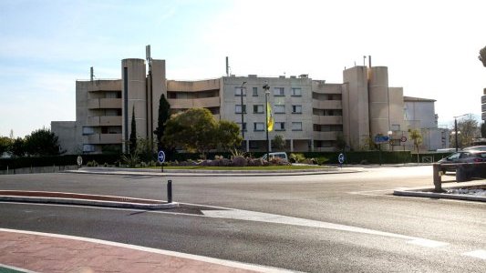 Embellissement du centre-ville de Mandelieu : le Maire obtient d'ADOMA la démolition du foyer logement