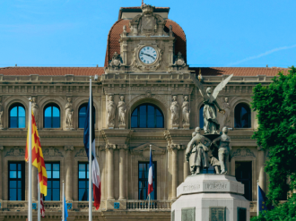 À Cannes, la municipalité présente une gestion financière solide malgré un contexte budgétaire contraint