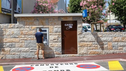 Cannes : un distributeur automatique de billets avenue de Grasse
