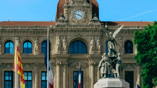 À Cannes, la municipalité présente une gestion financière solide malgré un contexte budgétaire contraint