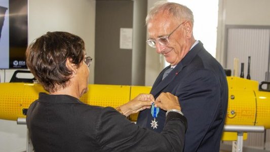 Annick Girardin remet l'Ordre National du Mérite à Hervé Guillou