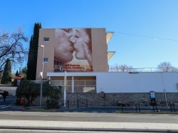 Le baiser mythique d'Anouk Aimée et Jean-Louis Trintignant s'affiche en grand à Cannes