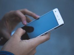 La CNCDH souligne les dangers de l'application StopCovid