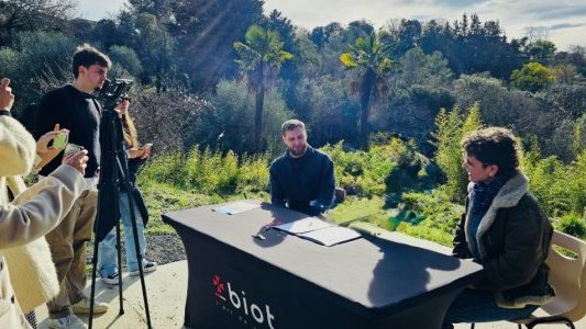 Biot : une convention signée avec un jeune agriculteur pour cultiver le verger pédagogique Saint-Éloi