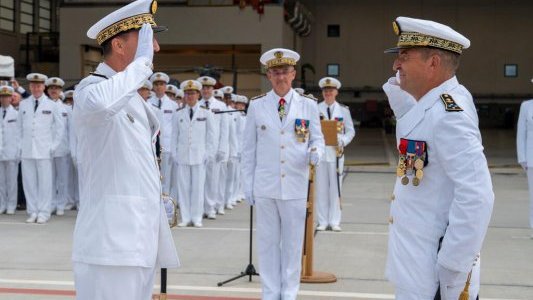 À Hyères, le contre-amiral David Desfougères, patron des 4 450 marins du ciel