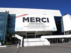 La Mairie de Cannes a dévoilé un immense « MERCI » sur la symbolique casquette du Palais des Festivals et des Congrès