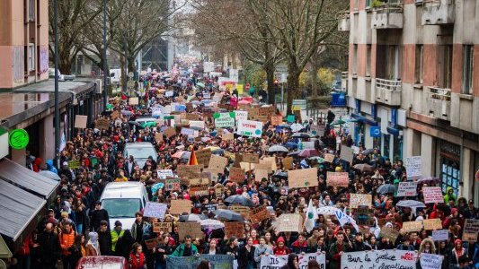 Droit de manifester : le Conseil d'État borde les restrictions "sanitaires"