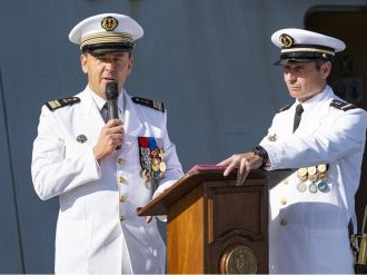 Emmanuel Mocard, nouveau commandant du porte-hélicoptères amphibie Dixmude