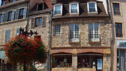 Immobilier : quand les prix attractifs de la campagne attirent les "urbains"