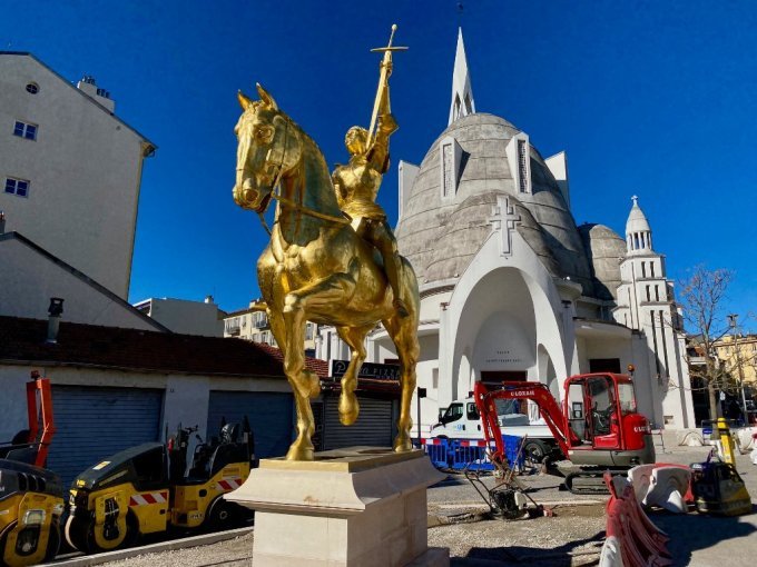 Statue Jeanne d'Arc : (…)