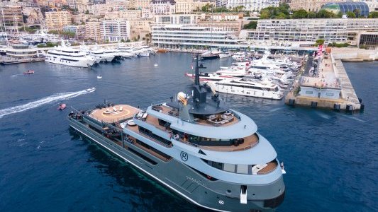 Arrivée en fanfare du M/Y Ragnar pour lancer la "Monaco Capitale du Yachting Experience"