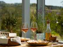 À La Cadière d'Azur, Enka célèbre la Provence