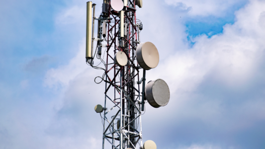 Acquisition de SFR : Bouygues Telecom, Free-Groupe iliad et Orange entrent en négociations exclusives avec le groupe Altice France 