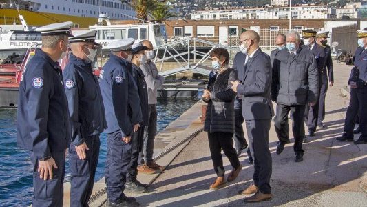 A Toulon, Annick Girardin rencontre l'unité de la police de la mer