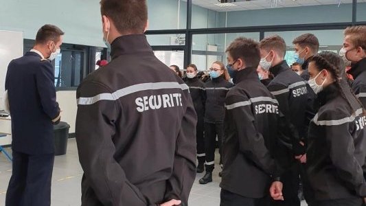 Aéronautique navale, la base de Hyères signe un partenariat