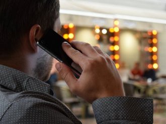 Violences intra-familiales : Orange mobilise ? aux co ?te ?s de l'Etat pour garantir une continuite ? des services d'e ?coute
