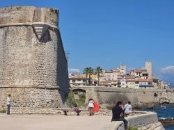 Antibes, derrière les remparts, une commune libre